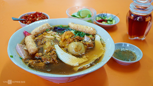 ba quan banh canh cua dong khach