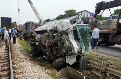 xe tai tong nhom hoc sinh cap 3 hai em thiet mang tren duong di hoc ve