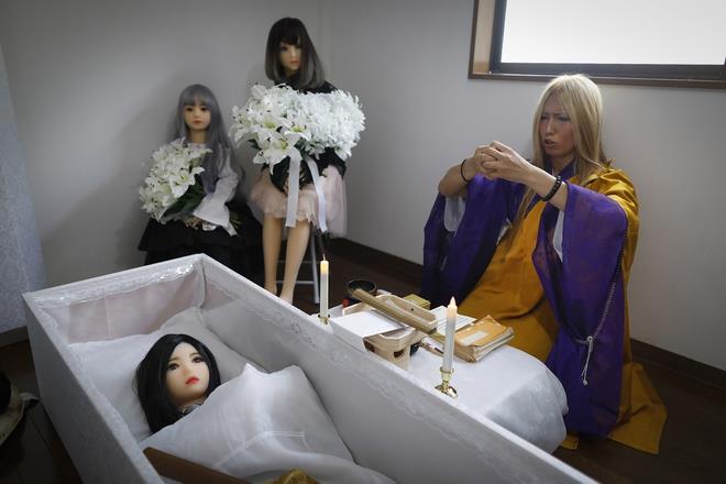 Kỳ dị những đám tang đắt đỏ dành cho búp bê tình dục ở Nhật Bản - 1