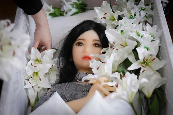 Kỳ dị những đám tang đắt đỏ dành cho búp bê tình dục ở Nhật Bản - 2
