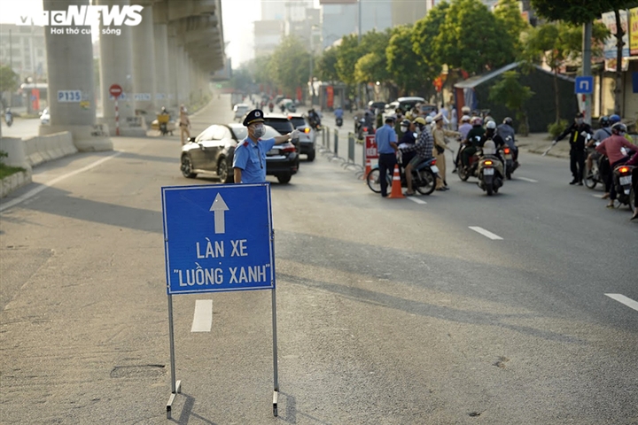 Ảnh: Ngày làm việc đầu tiên của 21 chốt kiểm soát việc ra vào 'vùng đỏ' Hà Nội - 4