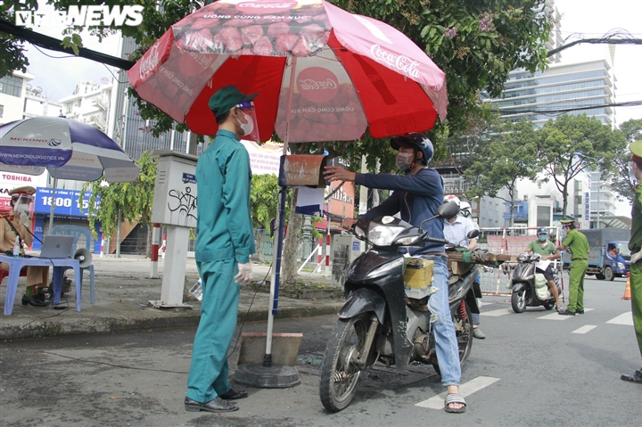 Công an TP.HCM sẽ quản lý người đi đường bằng mã QR thay giấy đi đường - 1