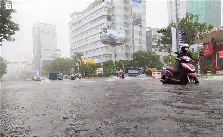 Bão số 5 chưa đổ bộ, đường Đà Nẵng đã thành sông, xe chết máy la liệt - 3