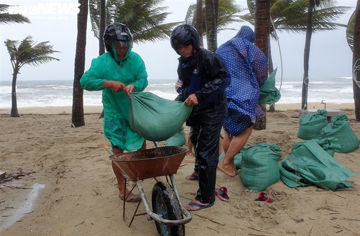 Người dân Quảng Nam và 2 huyện Quảng Ngãi không ra đường cho đến khi bão tan - 1