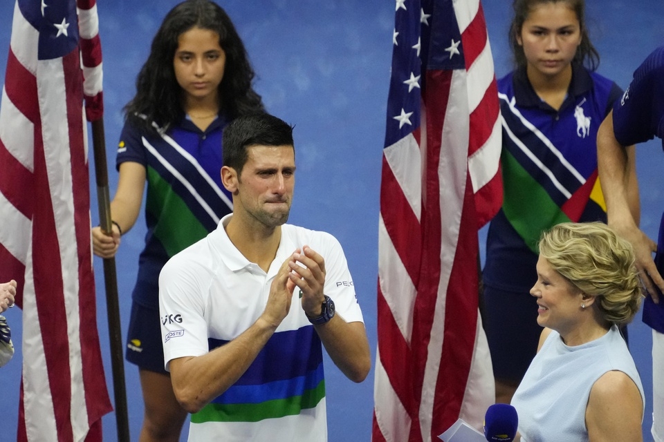 Djokovic rơi nước mắt khi lỡ cơ hội lập kỷ lục