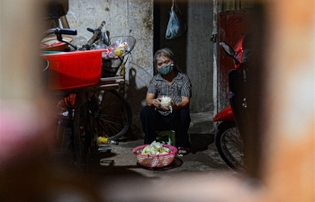Ảnh: Xóm trọ nghèo bên bãi đất ven sông Hồng lao đao trong đại dịch COVID-19