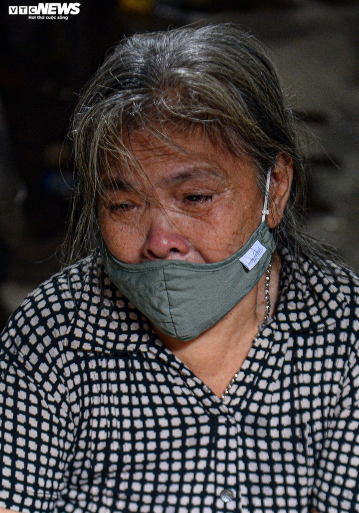 Ảnh: Xóm trọ nghèo bên bãi đất ven sông Hồng lao đao trong đại dịch COVID-19 - 3