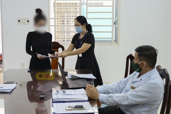 Phạt cô gái bịa chuyện tiêm vaccine COVID-19 'nhờ ba chồng quyền lực' - 1