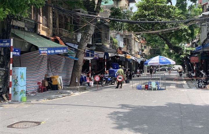 Cảnh bán đồ chơi trung thu lạ đời ở Hà Nội