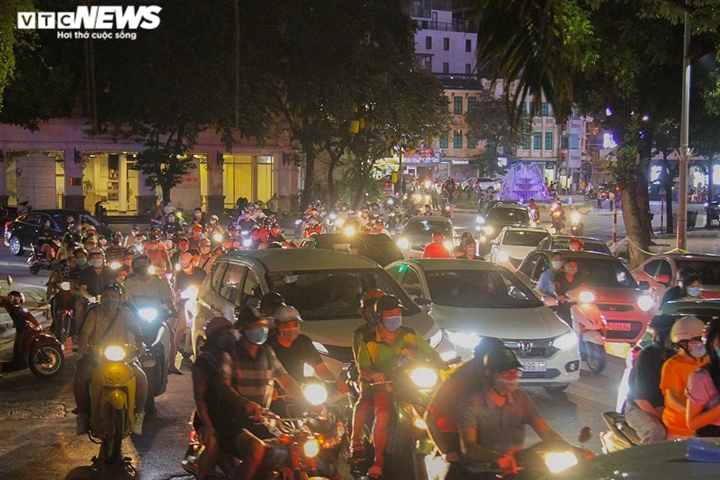 Dân đổ ra đường đêm Trung thu: Thành quả chống dịch của Hà Nội bị thách thức lớn - 1