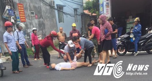 vdv vo thuat bi trung dan khi dang di tren duong