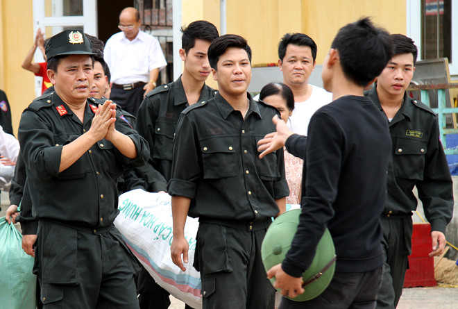 vu bat giu can bo o dong tam nguoi ra dau thu duoc loi gi