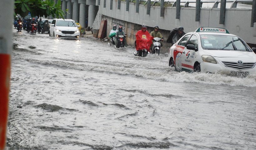 duong nguyen huu canh bat ngo ngap sau du sieu may bom no may