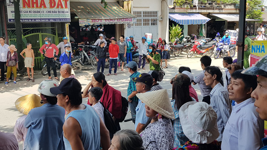 cu ba nhat ve chai chet thuong tam duoi banh xe tai