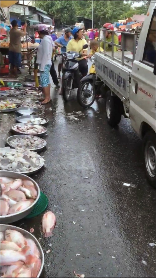 Người bán cá phản ứng quyết liệt đội quy tắc phường đậu xe cản trở giao thông nguoi ban ca phan ung quyet liet doi quy tac phuong dau xe can tro giao thong