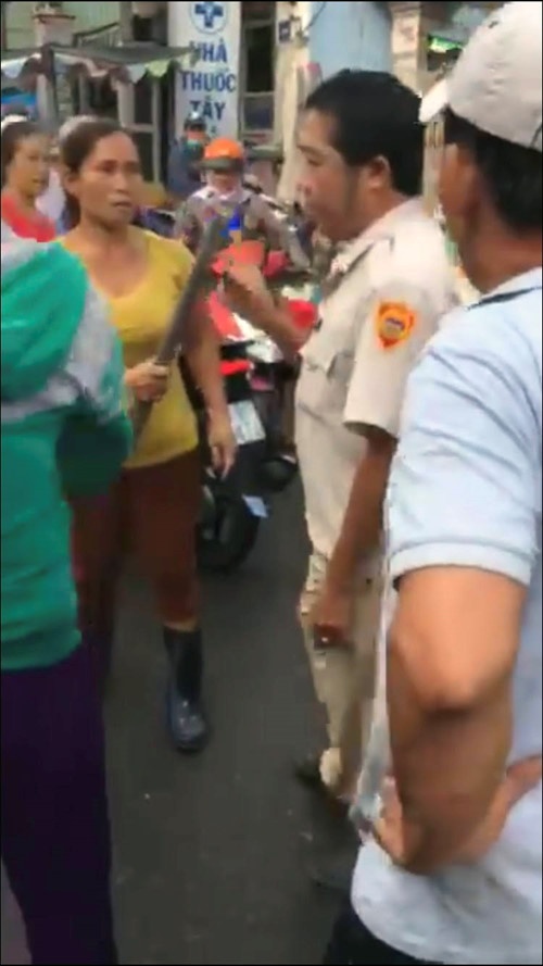 Người bán cá phản ứng quyết liệt đội quy tắc phường đậu xe cản trở giao thông nguoi ban ca phan ung quyet liet doi quy tac phuong dau xe can tro giao thong