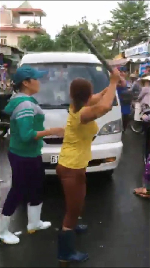 Người bán cá phản ứng quyết liệt đội quy tắc phường đậu xe cản trở giao thông nguoi ban ca phan ung quyet liet doi quy tac phuong dau xe can tro giao thong