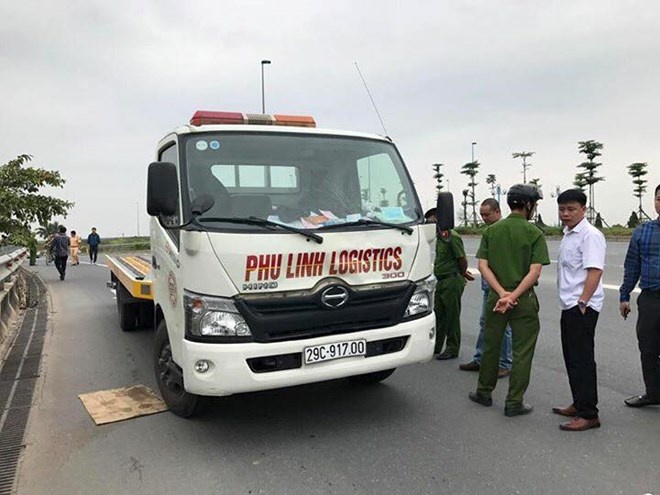 ha noi xe cuu ho mat lai lao via he hai nguoi tu vong