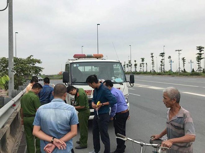 ha noi xe cuu ho mat lai lao via he hai nguoi tu vong