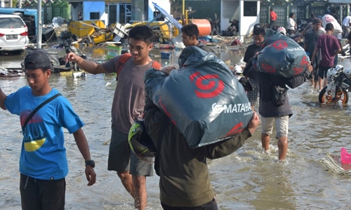 linh indonesia duoc lenh ban nguoi hoi cua trong vung bi dong dat