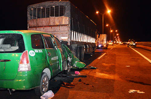 taxi dam oto tai dau tren cau can tho 3 nguoi chet