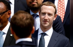 mark zuckerberg cam nhan su cap cao o facebook dung iphone