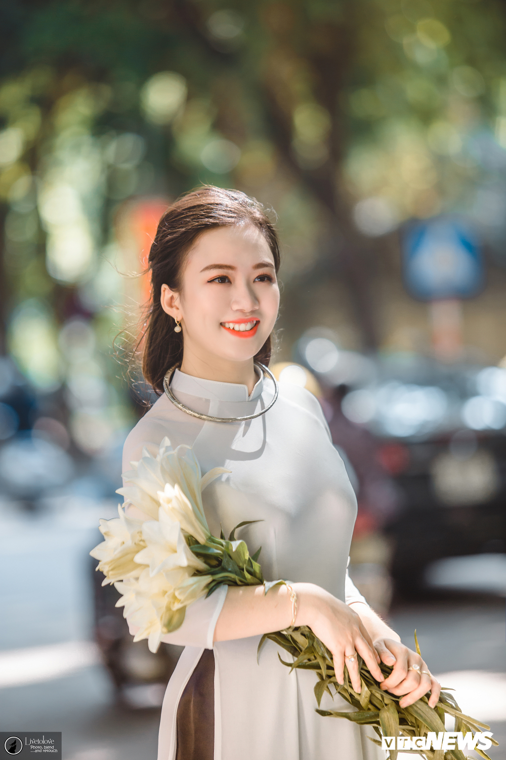 nu sinh tung tang hoa thu tuong canada dep me hon trong ta ao dai trang duoi nang thu