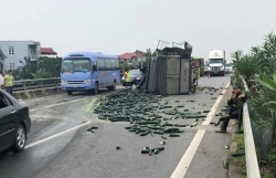 xe tai cho bi dam xe khach cao toc noi bai lao cai tac 20km