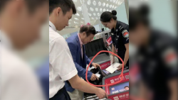 CEO Huawei mang iPad ra sân bay