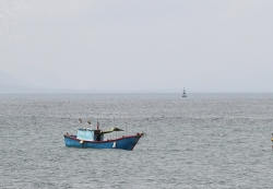 Tàu chở 12 người chìm trên biển Hà Tĩnh