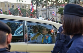 Người biểu tình vây xe chở Hoàng hậu Thái Lan