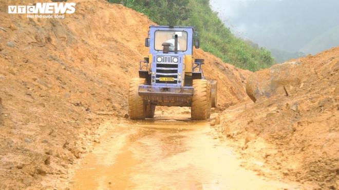 Quảng Nam, Quảng Ngãi sơ tán các hộ dân trong vùng có nguy cơ sạt lở - 1