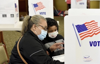 Bầu cử Tổng thống Mỹ: Dòng người bỏ phiếu sớm và những cử tri chưa chắc chắn về lựa chọn