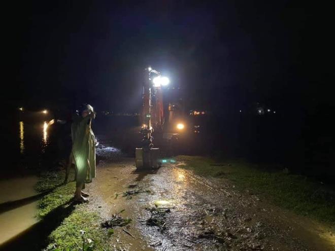 Người Hà Tĩnh dầm mưa xuyên đêm đắp đê chống lũ cứu hơn 400 hộ dân - 1