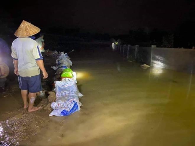Người Hà Tĩnh dầm mưa xuyên đêm đắp đê chống lũ cứu hơn 400 hộ dân - 2