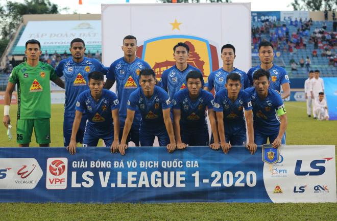 Nhà vô địch V-League 2017 Quảng Nam xuống hạng sau trận đấu điên rồ ở Lạch Tray - 1