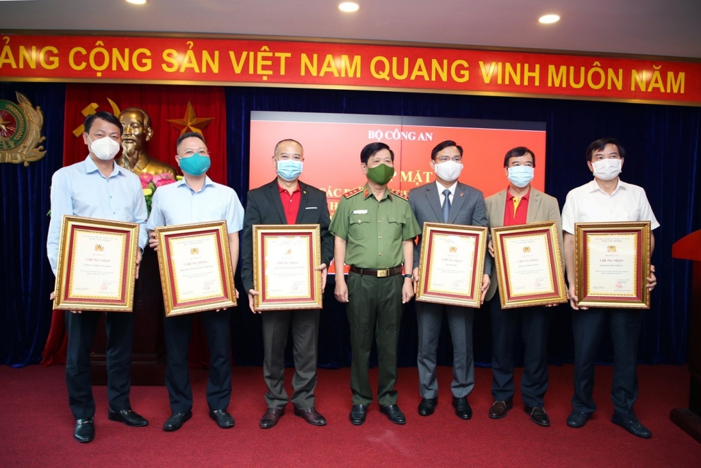 Thượng tướng Nguyễn Văn Sơn, Thứ trưởng Bộ Công an trao giấy chứng nhận cho các doanh nghiệp