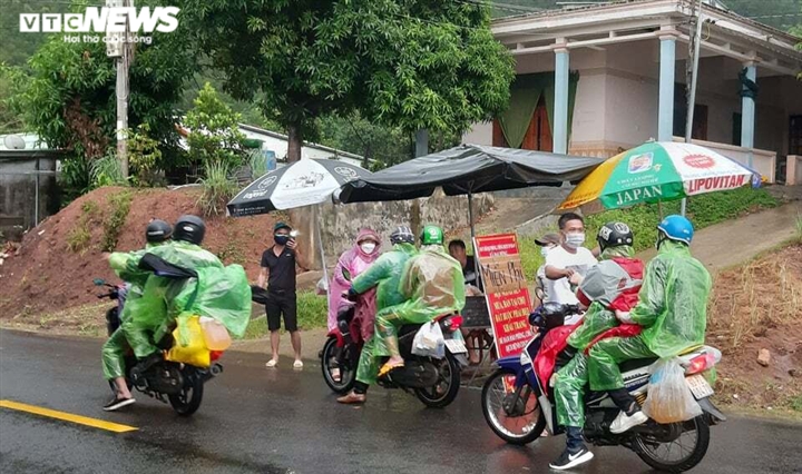 Đội mưa trao sữa, bánh, nước và sửa xe miễn phí cho người hồi hương - 1