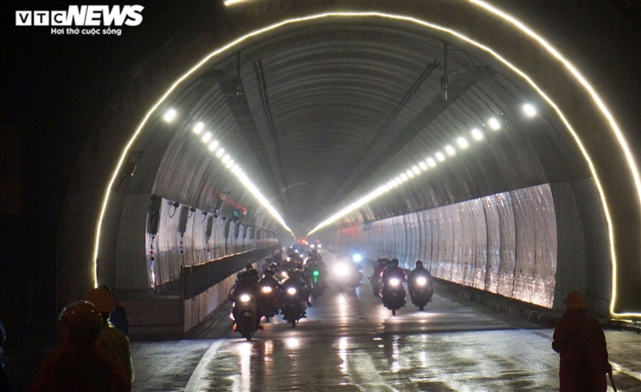 Ảnh: Dòng người chạy xe máy xuyên hầm Hải Vân hồi hương trong đêm mưa gió - 8