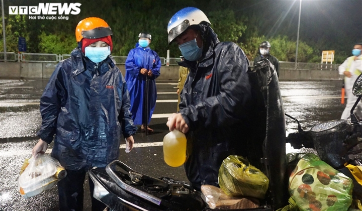Ảnh: Dòng người chạy xe máy xuyên hầm Hải Vân hồi hương trong đêm mưa gió - 6