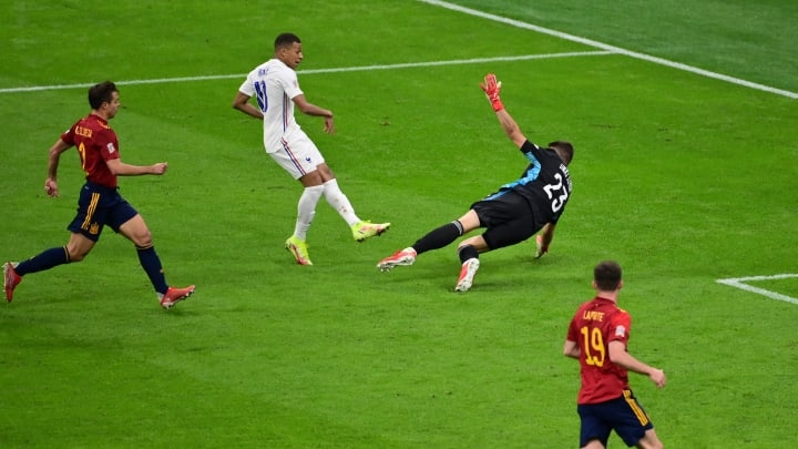 Tiền đạo của ĐT Pháp ghi bàn ấn định thắng lợi cho đội nhà