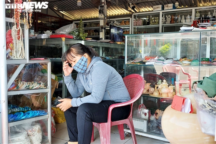 Đà Nẵng ngày đầu mở cửa du lịch: Chủ cửa hàng buồn thiu vì vắng khách - 3