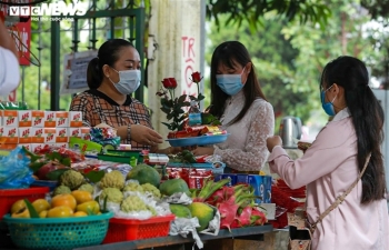 Giới trẻ Hà Nội tấp nập đến chùa Hà vái vọng cầu duyên trong ngày Rằm tháng 9