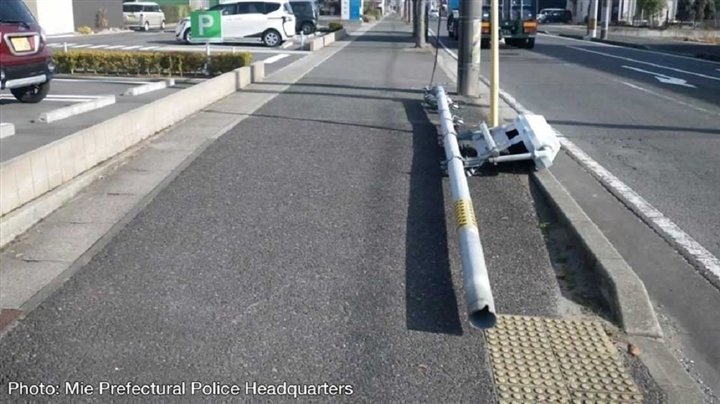 Nước tiểu chó làm cột đèn giao thông Nhật đổ sập, giới chức 'đau đầu' - 1