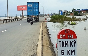 QL1A qua Quảng Nam thông tuyến, nhiều khu dân cư còn bị ngập sâu, chia cắt