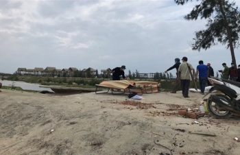 Lật thuyền thúng, 3 ngư dân Quảng Ngãi trôi dạt ra bờ biển Quảng Nam