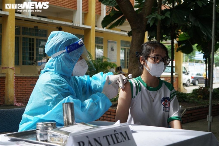 4 học sinh ở TP.HCM phải hoãn tiêm vaccine do từng mắc COVID-19 và có bệnh nền - 1