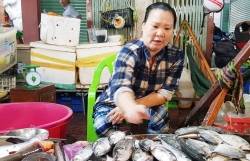 nhieu nguoi bat khoc tai le tuong niem nan nhan ba o linda