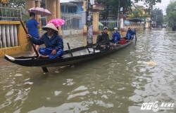 nuoc ngap ca boi tung tang o dai noi hue