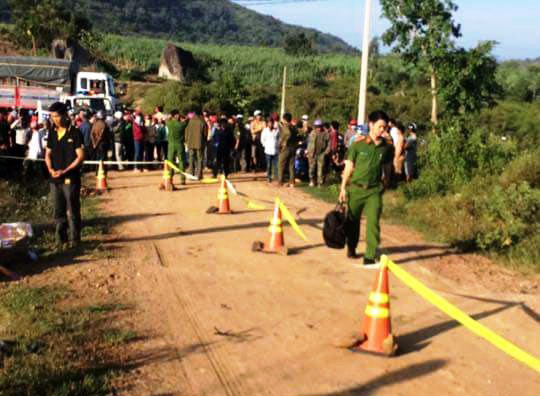 nguoi phu nu bi sat hai quan xac trong bat nhet duoi cong